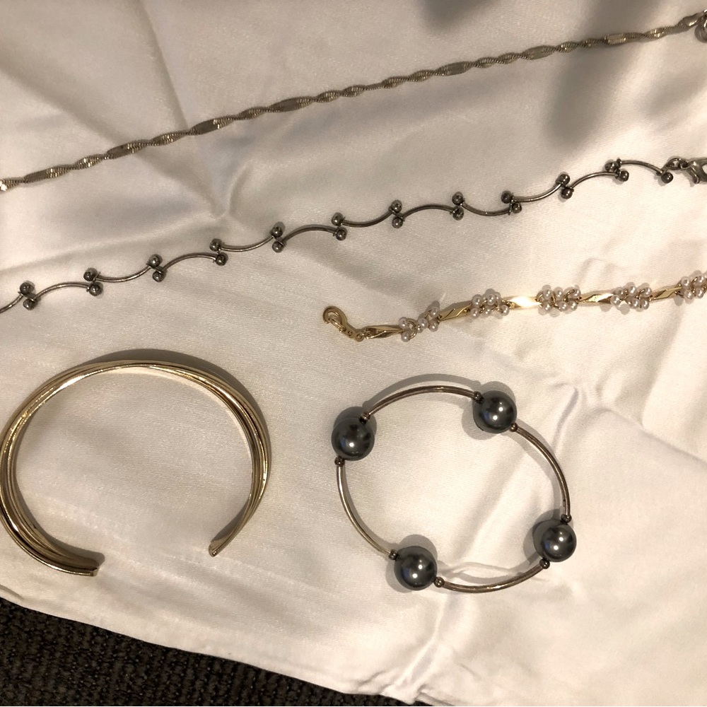 Miscellaneous costume jewelry which includes 5 bracelets